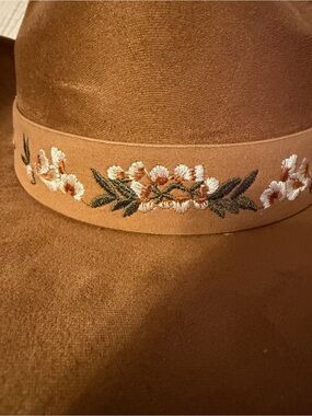 NWT Tan Suede Fedora w/ Floral Embroidered Band & Fringe Ties